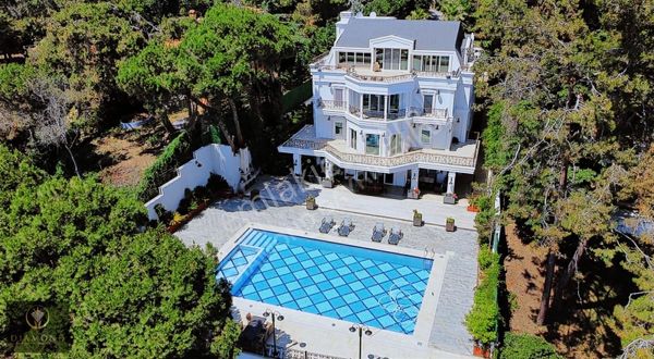 İstanbul'da 12+4 Satılık Yalı Malikanesi Denize Sıfır Müstaki Havuzlu