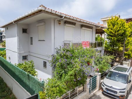 🌿 Güzelbahçe'de Denizle Komşu, Bahçeli Villa Fırsatı!