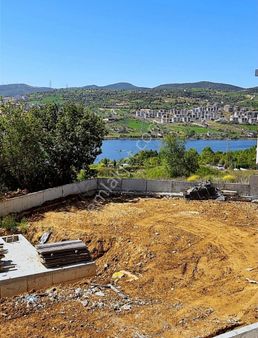 Göl Manzaralı Geniş Teraslı Satılık 2+1 Bahçe Dubleks Daire