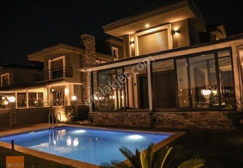 Seferihisar Akarca'da Site İçi Müstakil Satılık 3+1 Lüks Villa