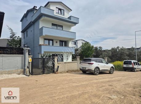 Gemlik Umurbeyde Satılık 4+1 Çatı Dubleksi