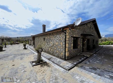 Edremit Çamcı'da Özel Yapım 3+1 Taş Villa Ebeveyn Banyolu