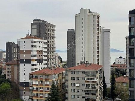 Suadiye 'de Caddeye Yakın Kısmi Deniz Manzaralı Satılık 3+1 Net 100 M2 Ebeveynli 2 Balkonlu Daire