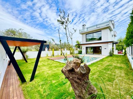 Gümüş'den Güre'de 400m² Arsa İçerisinde Havuzlu 4+1 Tam Müstakil