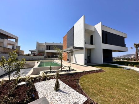 Kuşadası Karaova'da Ultra Lüks 4+1 Özel Havuzlu Satılık Villa