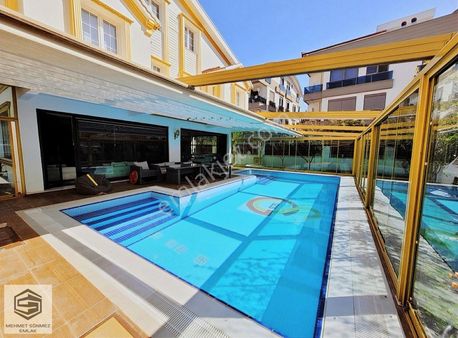 Güzeloba'da 4+1 Havuzlu Lüks Mobilyalı Tripleks Villa