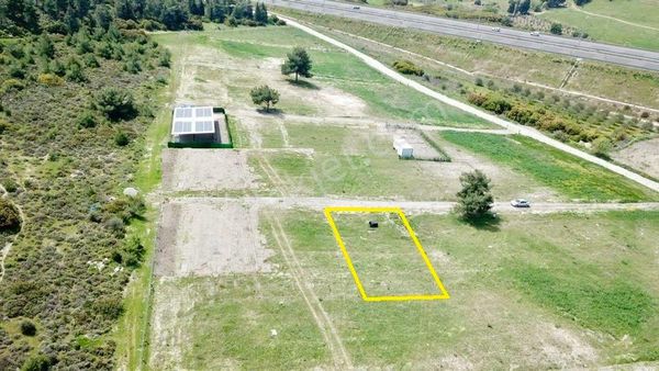 Samurlu'da Etrafı Çevrili Resmi Yolu Ve Suyu Olan Hobi Bahçesi