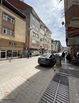 Biga Çan Cd.merkezi Konumda Satılık Dükkan 415 M2