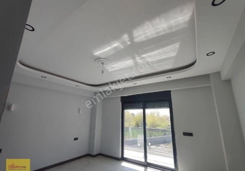 Edremit Hamidiye Mahallesinde Site İçerisindehavuzlu ,çocuk Oyun Alanı , Muhteşem Geniş Villa