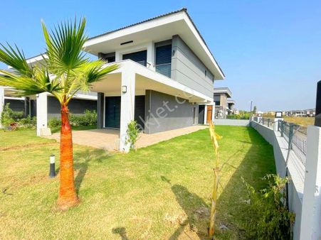 Davutlar Sahilde Tek Müstakil Köşe Konum Villa