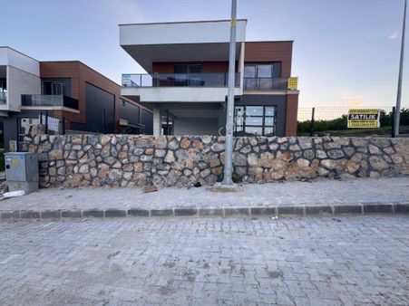 Tokat Güneşli'de Köşebaşı 6+2 Bahçeli 2 Katlı Lüks Full Yapılı