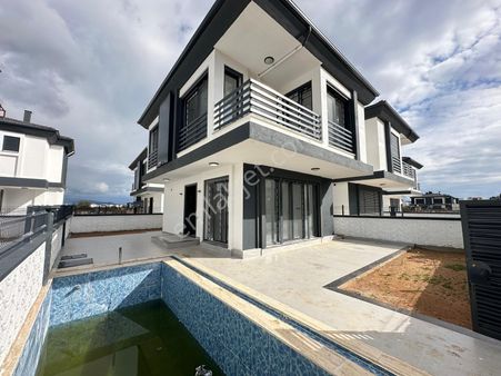 Didim Altınkumda 3+1 Müstakil Havuzlu İki Adet Villa
