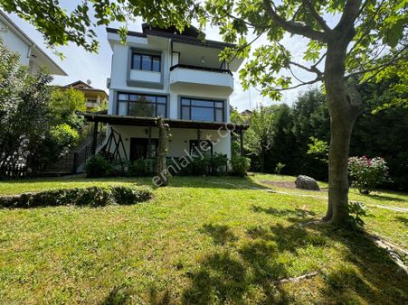 Sapanca’da Site İçinde Göl Manzarlı Satılık Müstakil Villa