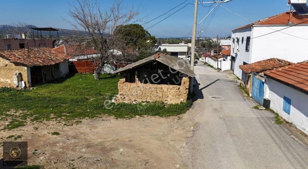 Menderes Dereköy'de Köy İçi 769 M2 Tek Tapu Yol Cepheli Arsa
