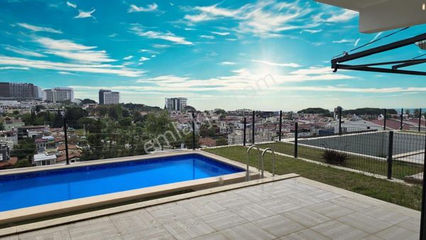 Kuşadası Merkezi Konumda Full Deniz Manzaralı Sıfır Villa