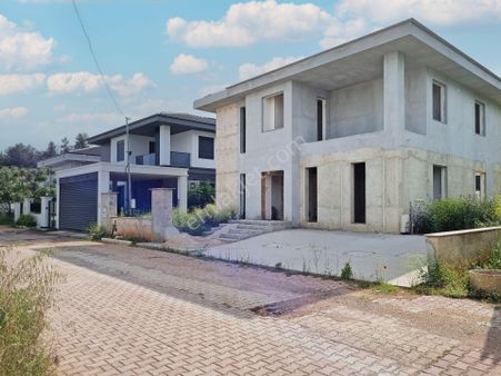 Gökhan Üçgün'den Ormana Çok Yakın, 994 M² Arsada, Natamam Villa