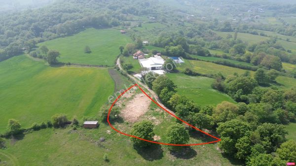 2.100 M2 Resmi Yola Cephe Etrafı Çevrili Köye Yakın Arazi