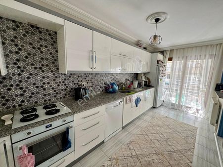 Zeki Emlak'tanmuradiye Cadde Üzerinde Satılık 3+1 Arakat Daire