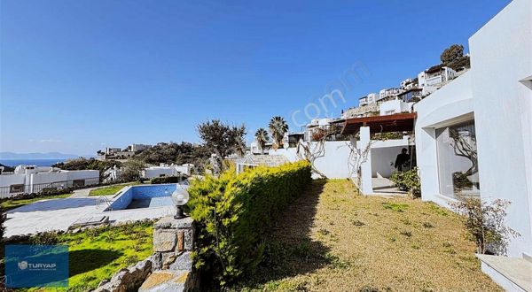 Gümüşlük'te Merkezi Konumda Satılık 3+1 Villa