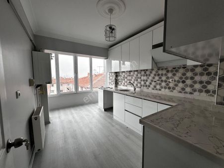 Tandoğan Mahalesinde Katta Üç Cepheli Yapılı 3+1 Satılık Dairee