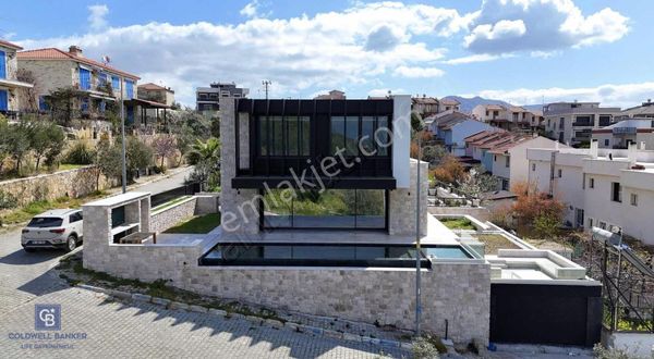 Yenifoça Özel Tasarım Havuzlu 4+1 Satılık Villa