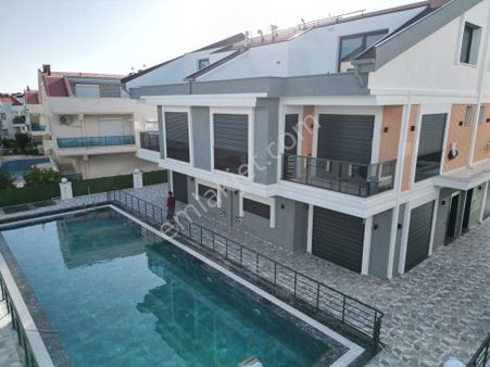 Didim Mavişehir'de Güvenlikli Sitede Havuzlu Tripleks Villa!