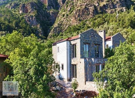 Marinden 4+1 408m2 Arsa Paylı Doğanın İçerisinde Lüks Villa