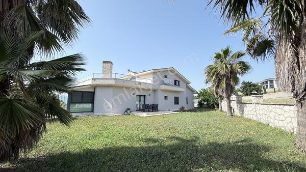 Urla Kent Sitesi'nde Full Deniz Manzaralı Köşe Satılık Villa