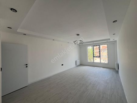 Akademi'den Cadde Yakını Balkonlu Geniş Lüks Satılık 3+1