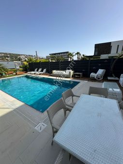 Çeşme Ardıç Paşalimanı'nda Plaja Yürüme Mesafesinde Kiralık Tripleks Villa