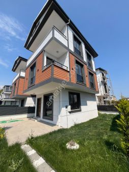 Ata Gayrimenkul’den Deniz Manzaralı 4+1 Geniş Villa