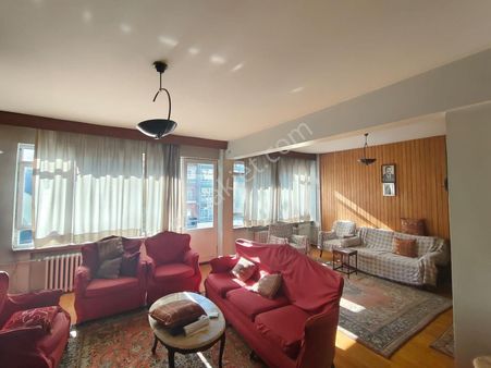 İzmit Yürüyüş Yoluna Cepheli Merkezi Konumda Satılık 3+1 Geniş Daire