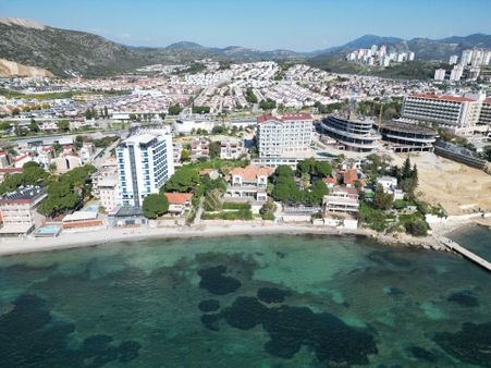 Kuşadası Denize Sıfır Satılık Malikane Özel Plajlı