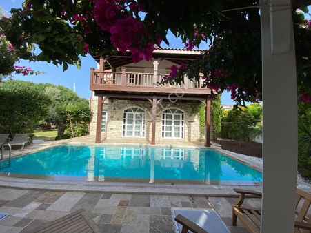 Çeşme Çiftlikköy’de Denize Çok Yakın 650m2 Arsa İçinde 4+1 Satılık Lüks Taş Villa