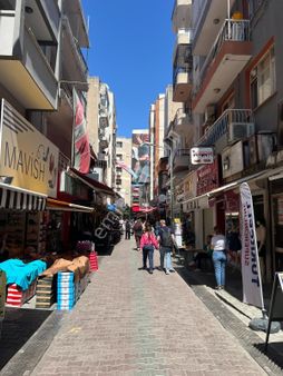 Karşıyaka Çarşıda Teraslı Geniş Daire