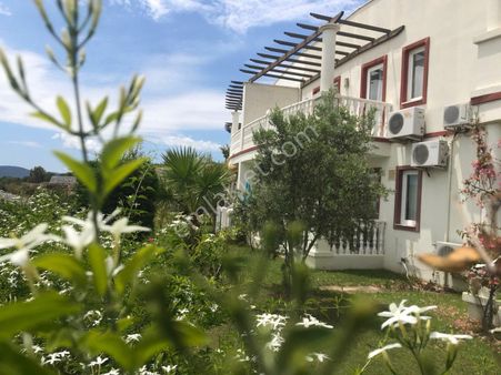 Büyük Köşe Bahçeli Satılık Ev Kumsal Yakın Sitede Plaj İmkanlı