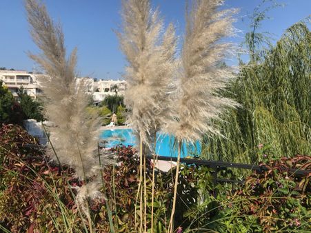 Büyük Köşe Bahçeli Satılık Ev Kumsal Yakın Sitede Plaj İmkanlı