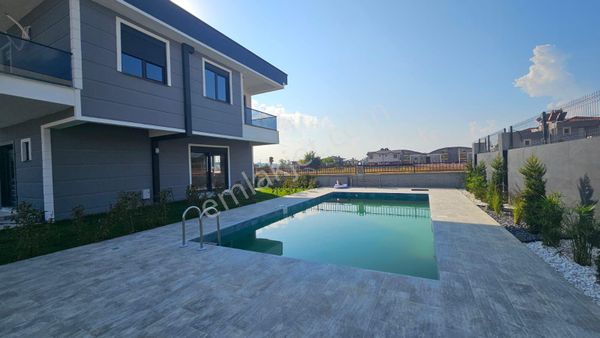 Side'de Satılık 3+1 Villa