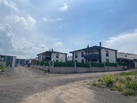 Bağlıca’da Satılık 5 + 1 Villa