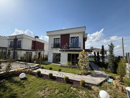 Emlak Ofisimden Becende 5+1 Muhteşem Konumlu Villa