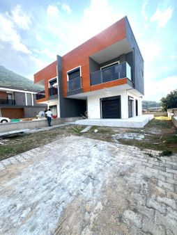 Kuşadası Davutlar’da 3 + 1 Köşe Konumlu Müstakil Yazlık Villaz Satılık