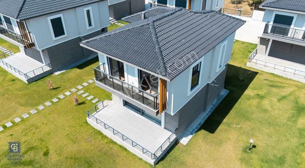 Çandarlıda Site İçinde , Havuzlu , Özel Otoparklı Müstakil Villa