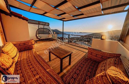 Kalkan'da Özel Havuzlu İmarlı (4+1) Belgeli Tripleks Villa