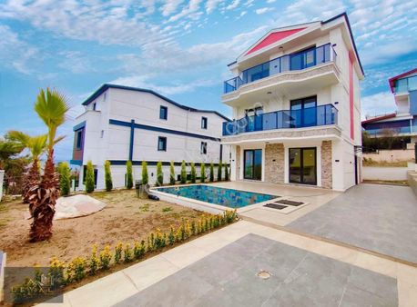 ꧁leyalgrup"dan Denize Nazır,geniş Bahçeli Havuzlu Müstakil Villa