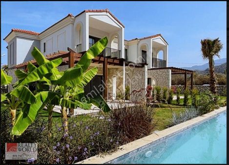 Havuzlu Sitede Geniş Bahçeli Özel Konsept 3+1 Villalar