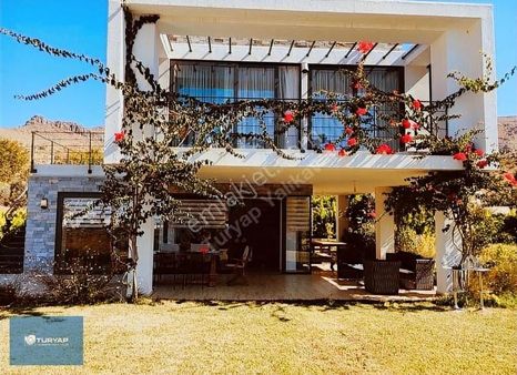 Akyarlar'da Geniş Bahçeli Satılık 6+2 Villa