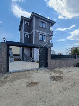 Ata Gayrimenkul'den Lokasyonu Yüksek Yerde 4+1 Manzaralı Villa