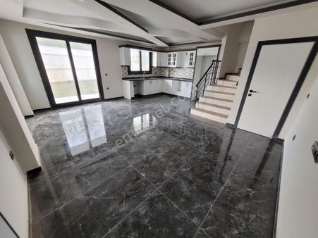 Didimde Çok Geniş Bahçe Ve İç Kullanım Alanı Olan 4+1 Villa