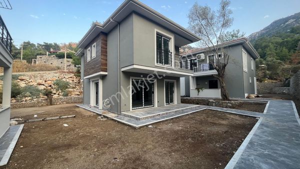 Turunçta Denize 700 Metre 3+1 Açık Mutfak Tam Müstakil Villa