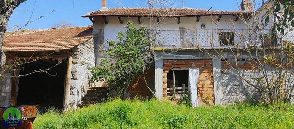 Uşak/ulubey/kışla Köyü Satılık 2 Katlı Köy Evi Ve Arsası